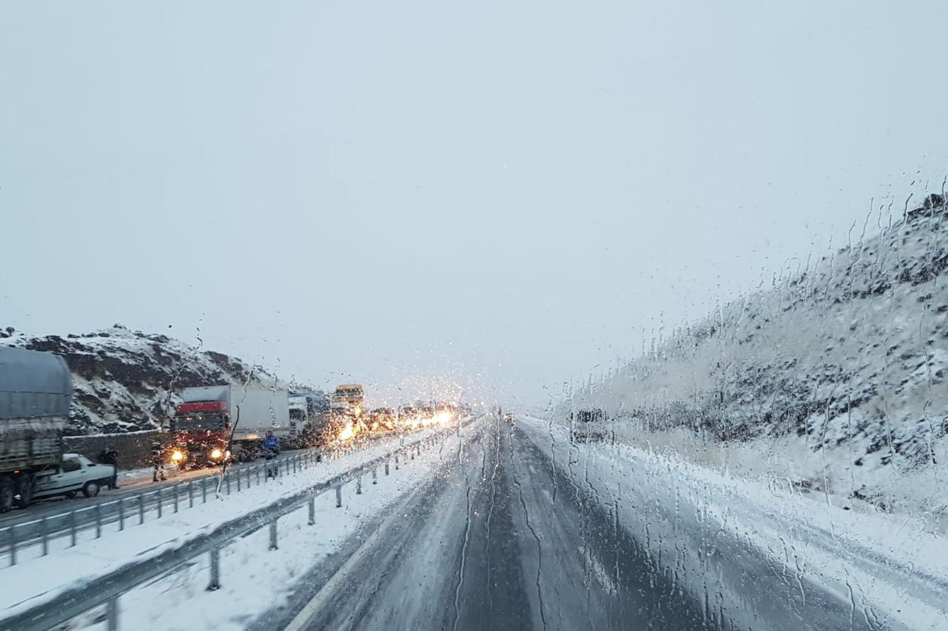 Diyarbakır- Siverek Karayolu'nda kar yağışı etkili oluyor